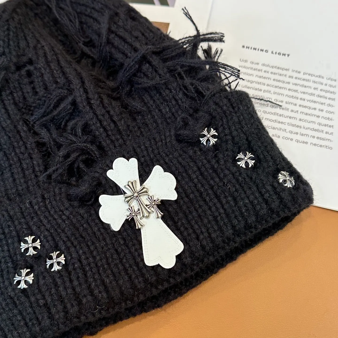 P70 🤍Chrome hearts new autumn and winter cross knitted hat🧶 One of the must-have hats in autumn and winter~ It really looks good on whoever wears it~, it is also a perfect match in black and white and gray in autumn~